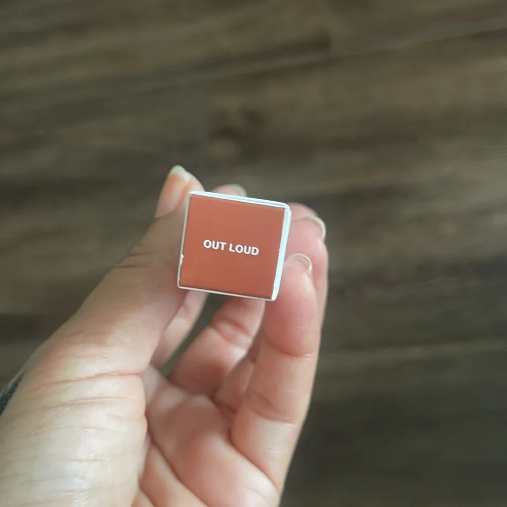 long-wearing, transfer-resistant, vegan lipstick,  teardrop-shaped tip
